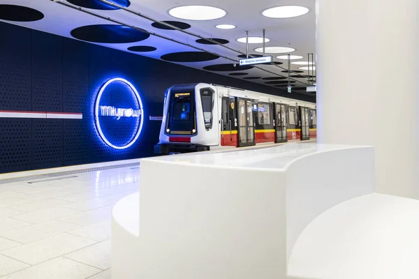 Warsaw Poland April 2020 Tåg Anländer Till Tunnelbanestationen Mlynow Tunnelbana — Stockfoto