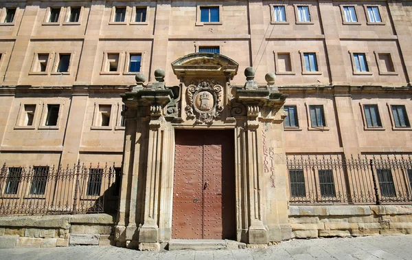 Puerta de la Pontificia Universidad de Salamanca, España — Foto de Stock