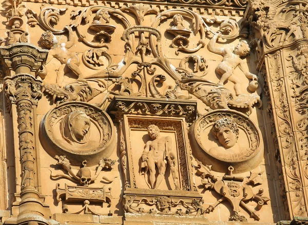 Fasad av Salamanca universitet — Stockfoto