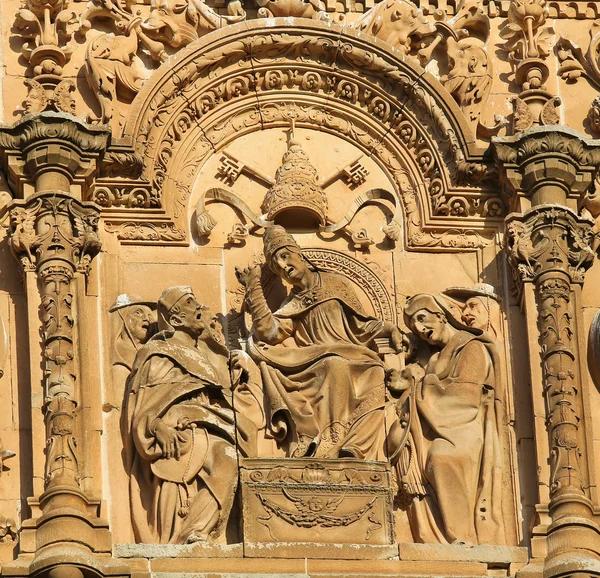 Fachada da Universidade de Salamanca - Papa e dois Cardeais — Fotografia de Stock