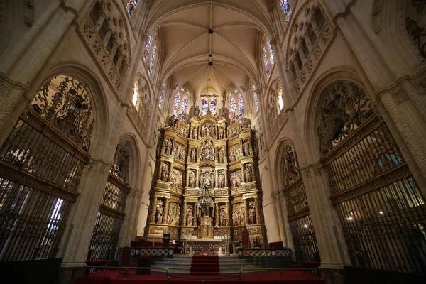 Oltář v hlavní kapli katedrály ve městě Burgos — Stock fotografie