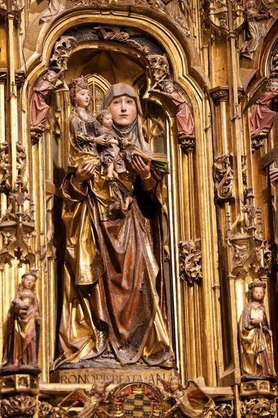 Estátua de Santa Ana na Catedral de Burgos, Espanha — Fotografia de Stock
