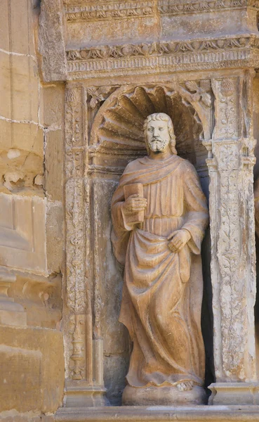 Staty av Matthew evangelisten på kyrkan av Haro, La Rioja — Stockfoto