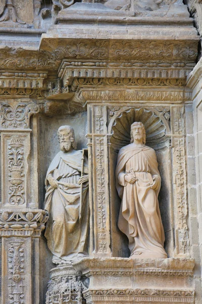 Statuen an der Kirche von haro, la rioja — Stockfoto