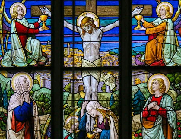 Jeesus ristillä - lasimaalauksia — kuvapankkivalokuva