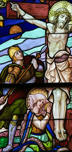 耶稣在十字架上-彩绘玻璃 — 图库照片