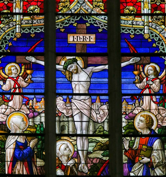 耶稣在十字架上-彩绘玻璃 — 图库照片