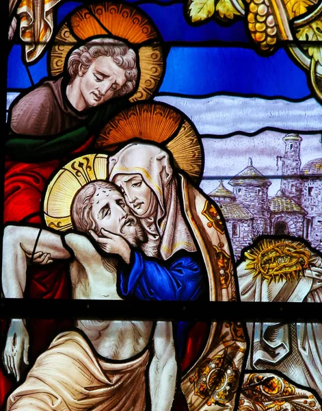 Jezus ontleend aan het Kruis - gekleurd glas - goede vrijdag — Stockfoto