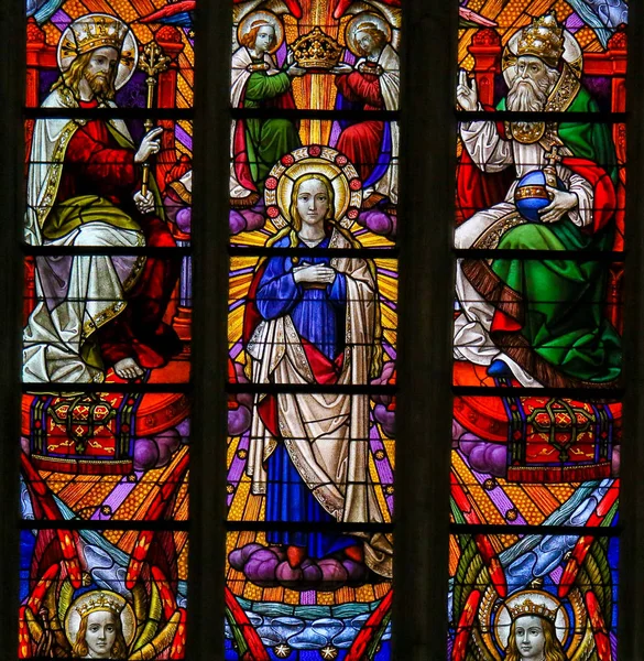 彩绘玻璃-由神圣的三位一体的母亲玛丽加冕 — 图库照片