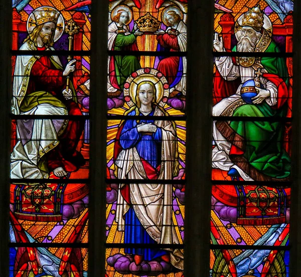 Vidro manchado - Coroação da Mãe Maria pela Santíssima Trindade — Fotografia de Stock