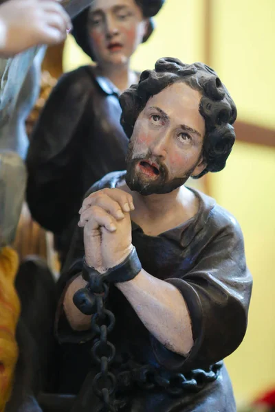 Барочная статуя молящегося узника — стоковое фото