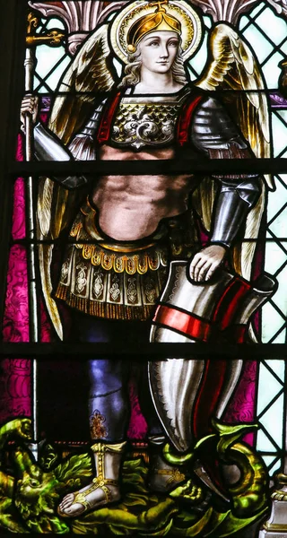 Saint Michael ärkeängeln - målat glas — Stockfoto