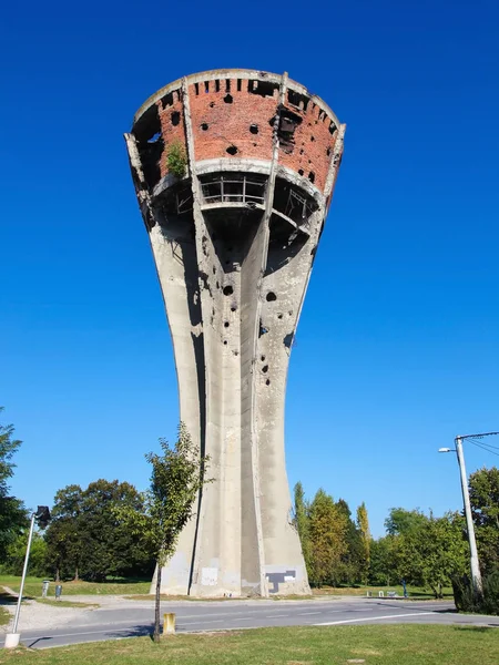 Poškozené vodárenská věž v Vukovar, Chorvatsko — Stock fotografie