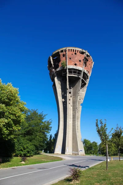 Поврежденная водонапорная башня в Вуковаре — стоковое фото