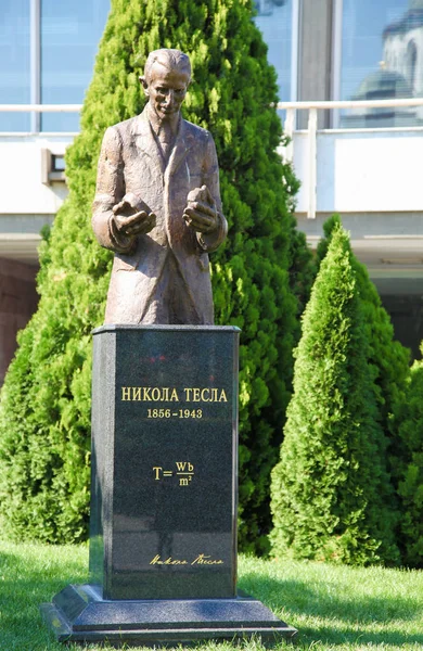 Standbeeld van Nikola Tesla in Belgrado — Stockfoto