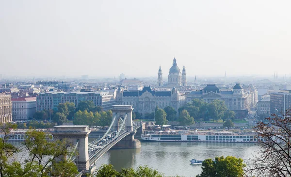 Hungria, Budapeste, Ponte da Cadeia e Basílica de Santo Estêvão — Fotografia de Stock