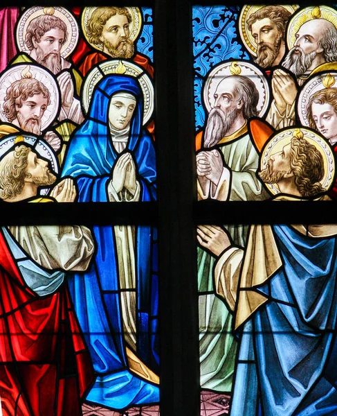 Barevné sklo - Marii a apoštoly na Letnice — Stock fotografie