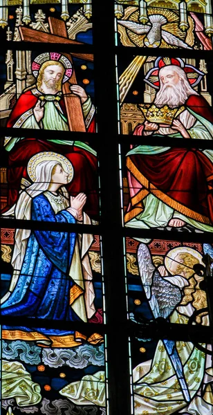 Запятнанное стекло - Коронация Матери Марии Святой Троицей — стоковое фото