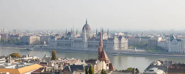 Vista no centro de Budapeste pelo Danúbio na Hungria — Fotografia de Stock