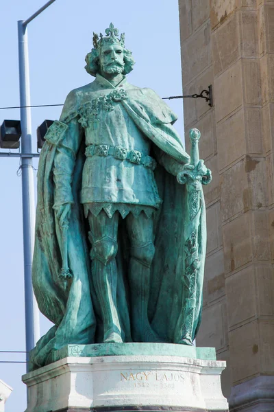 Standbeeld van Lodewijk I van Hongarije in Boedapest — Stockfoto