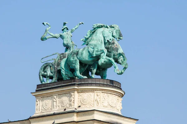 战争在匈牙利首都布达佩斯的英雄广场上的雕像 — 图库照片
