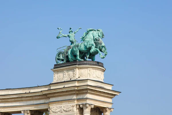 Staty av kriget på Hjältarnas torg i Budapest, Ungern — Stockfoto