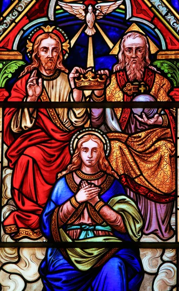 バリロチェ - 聖母マリアの戴冠のステンド グラス — ストック写真