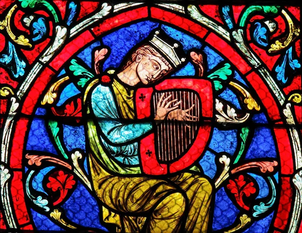 Стекло в соборе Парижской Богоматери - царь Давид — стоковое фото