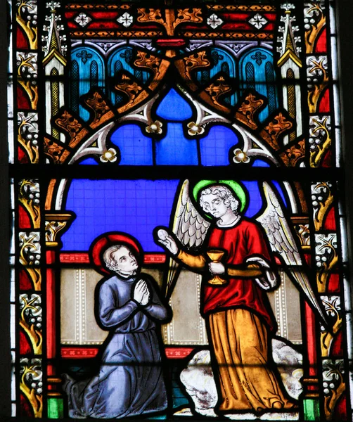 Gebrandschilderd glas - Angel geven heilige communie — Stockfoto