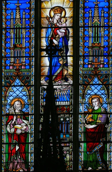 彩绘玻璃-圣徒彼得、 约翰和母亲玛丽 — 图库照片