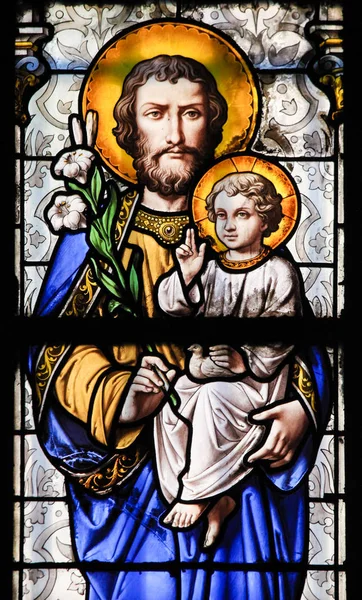 Gebrandschilderd glas - Saint Joseph en Jezus als een kind — Stockfoto