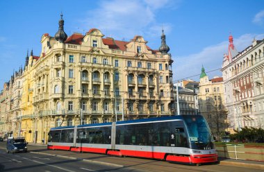 Prague, Çek Cumhuriyeti, kırmızı tramvay Nove Mesto geçen