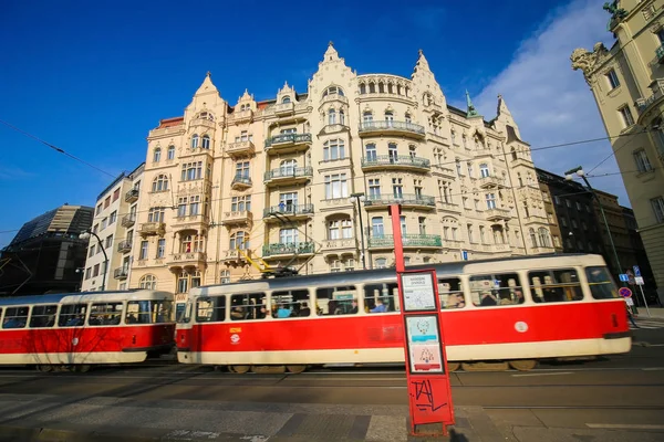 Prag, Tschechische Republik, rote Straßenbahn durch nove mesto — Stockfoto