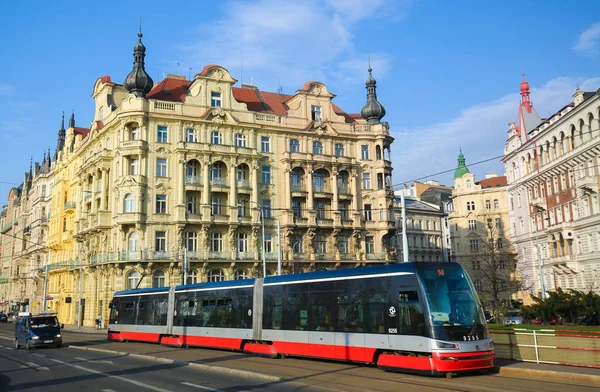 Prague, Çek Cumhuriyeti, kırmızı tramvay Nove Mesto geçen