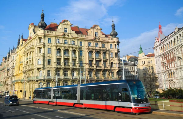 Praga, República Checa, tranvía rojo pasando por Nove Mesto —  Fotos de Stock