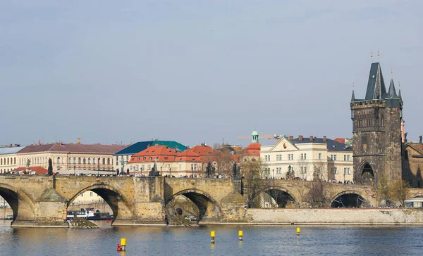 Ponte Charles e a Torre da Ponte Velha em Praga — Fotografia de Stock