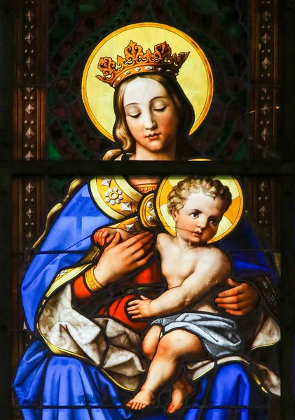 Vitray - Madonna ve çocuk — Stok fotoğraf