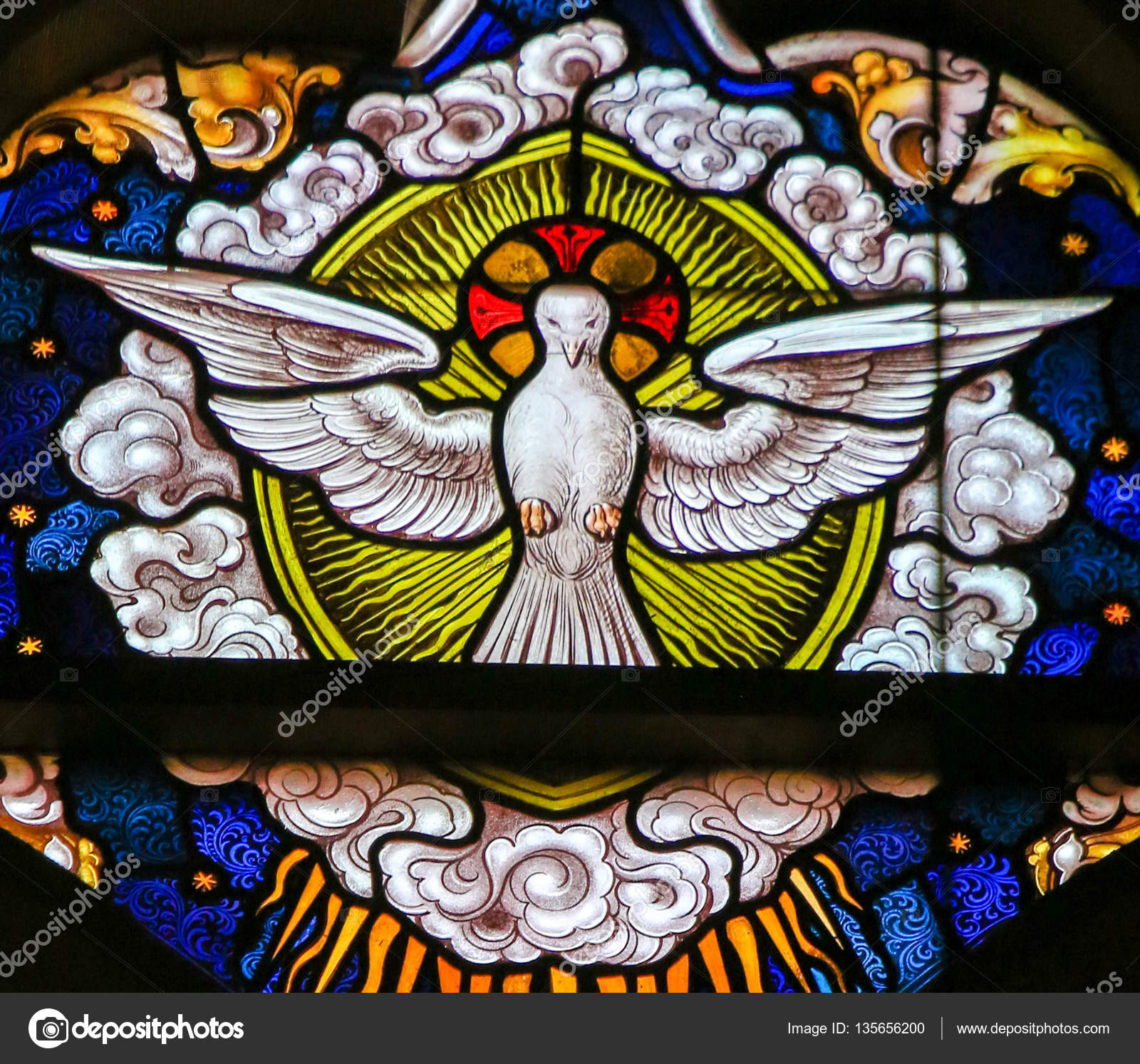 Vitrail Colombe, SaintEsprit — Photo éditoriale © jorisvo 135656200