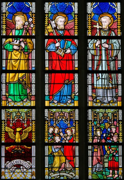 Barevné sklo - katolických svatých — Stock fotografie