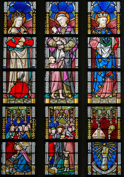 Barevné sklo - katolických svatých — Stock fotografie