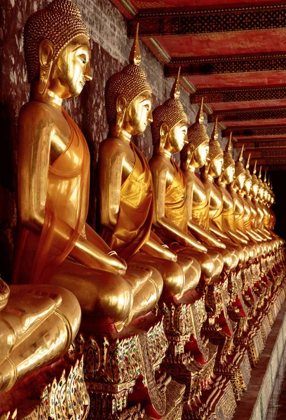 Wat pho içinde altın Buda heykelleri satır bangkok — Stok fotoğraf