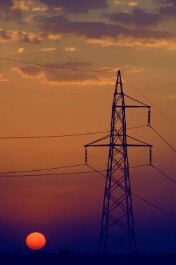 Elektrik direği gün batımında