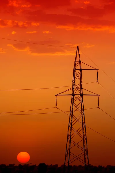 El-pylon vid solnedgången — Stockfoto