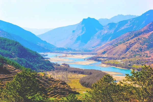 Yangtzefloden i Lijang, provinsen Yunnan, Kina — Stockfoto