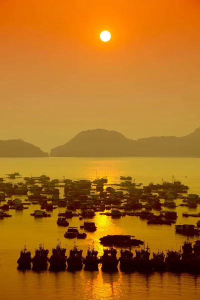 Solnedgång vid Catba island, Halong Bay — Stockfoto