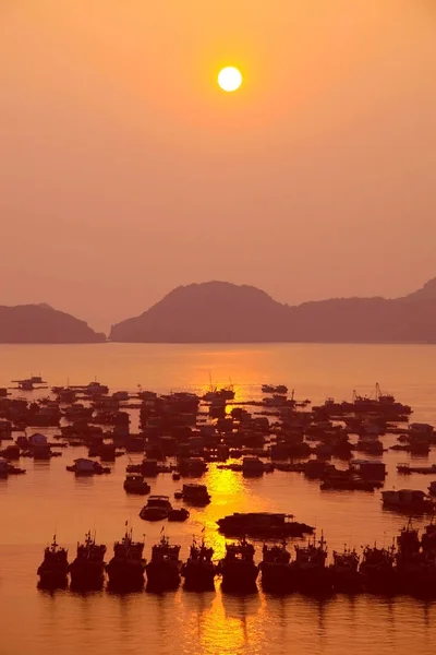 Západ slunce na ostrově Catba, Halong Bay — Stock fotografie