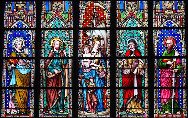 Barevné sklo - svatých v kostele Sablon, Brusel — Stock fotografie