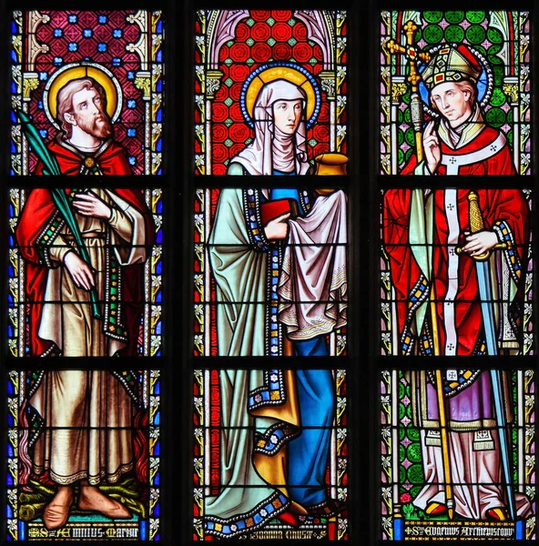 Gebrandschilderd glas in Brussel Zavelkerk - Saints Emilius, Joanna — Stockfoto