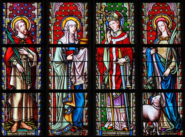 Gebrandschilderd glas in Zavelkerk - heiligen Emilius, Joanna, Eugene — Stockfoto