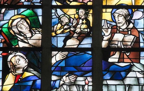 彩绘玻璃-耶稣基督在临终的母亲玛丽时 — 图库照片